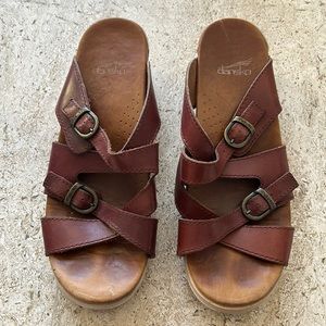 Size 41 Dansko sandal.  I wear a 9.5 and these fit great!